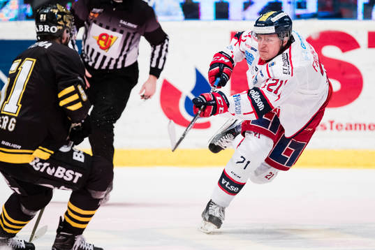Västerviks Mats Josten Fröshaug med ett skott