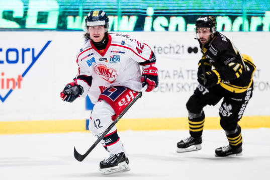 Västerviks Oskar Drugge tar ner pucken med handen