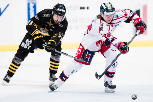 s Daniel Olsson-Trkulja jagar Västerviks Oskar Drugge