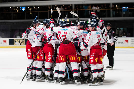 Västerviks spelare jublar