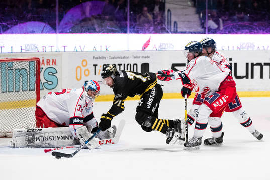 s Daniel Olsson-Trkulja framför Västerviks målvakt Jonas