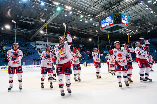 Västerviks spelare tackar publiken