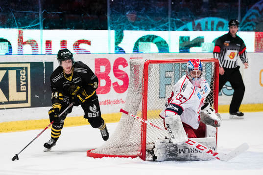 s Michael Lindqvist rundar målet med Västerviks målvakt