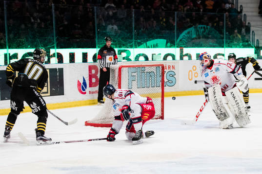 s Nicklas Heinerö med ett skott som går förbi