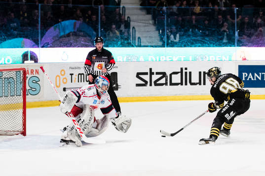 s Jesper Bratt med en straff mot Västerviks målvakt Jonas