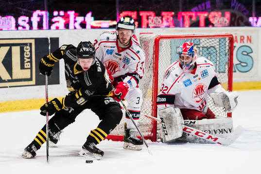s Jesper Bratt utmanar Västerviks Andreas Frisk och