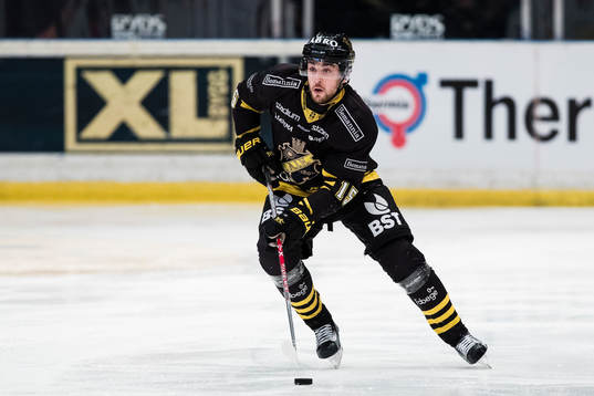 s Jonathan Andersson med pucken