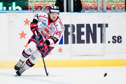 Västerviks Victor Öhman med pucken