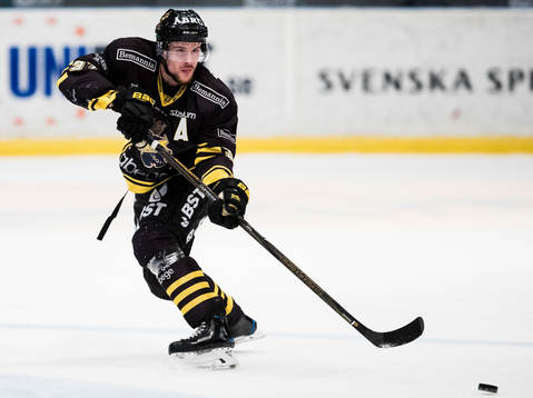 s Stefan Johansson med en passning