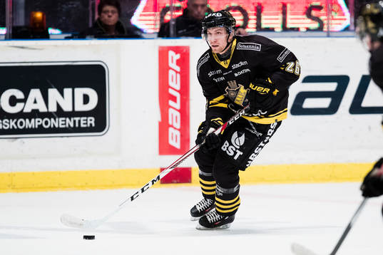 s Jens Jakobs med pucken