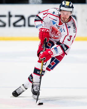 Västerviks Andreas Frisk med pucken