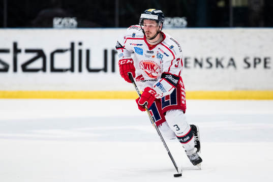 Västerviks Andreas Frisk med pucken