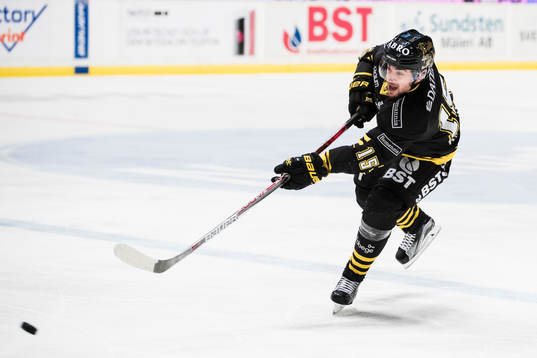 s Jonathan Andersson med ett skott