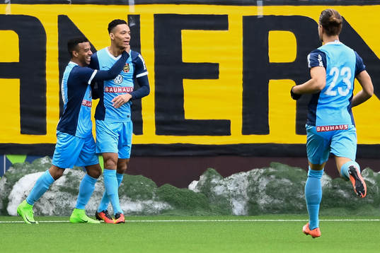 Brommapojkarnas Kevin Kabran och Joel Qviberg  jublar
