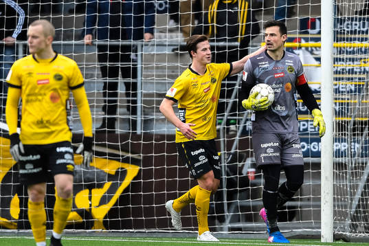 Elfsborgs målvakt Kevin Stuhr Ellegaard jublar