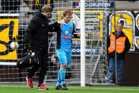 Brommapojkarnas Christopher Brandeborn lämnar planen skadad