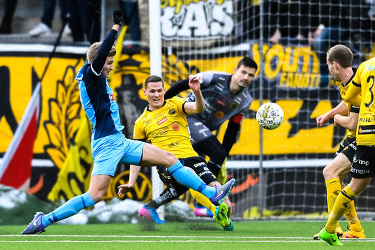 Elfsborgs Jon Jönsson och Brommapojkarnas Carl Starfelt