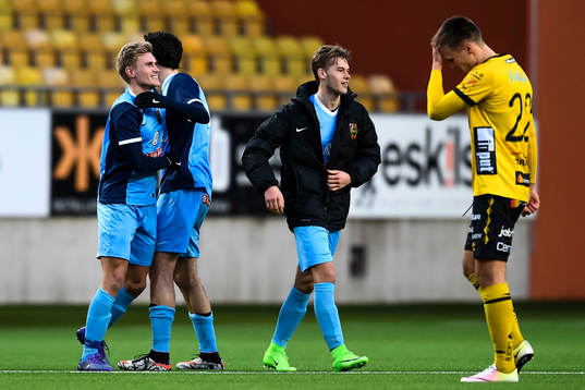 Brommapojkarnas spelare jublar och Elfsborgs Viktor Prodell