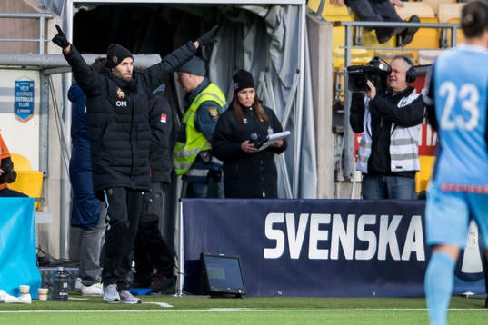 Brommapojkarnas tränare Olof Mellberg jublar