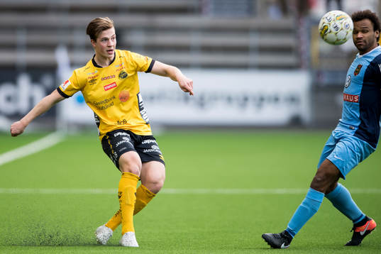 Elfsborgs Simon Olsson och Brommapojkarnas Serge-Junior