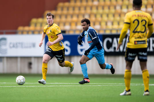 Elfsborgs Simon Olsson och Brommapojkarnas Serge-Junior