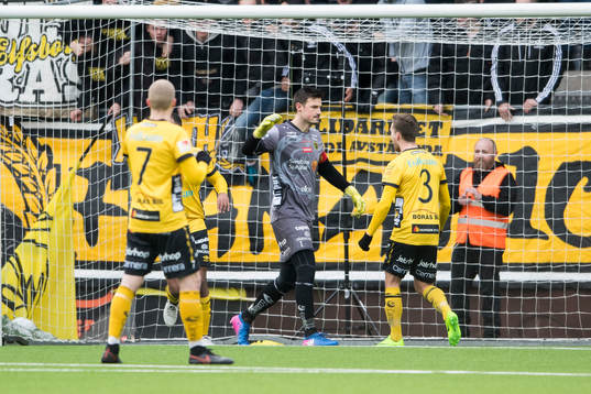 Elfsborgs målvakt Kevin Stuhr Ellegaard jublar