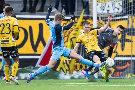 Brommapojkarnas Carl Starfelt och Elfsborgs Jon Jönsson i