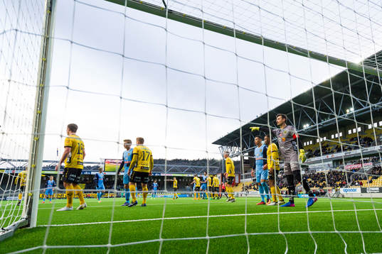 Elfsborgs målvakt Kevin Stuhr Ellegaard dirigerar