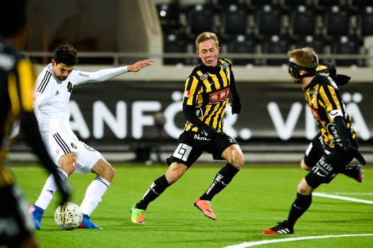 s Jesper Nyholm i kamp mot Häckens Rasmus Lindgren oh Joel