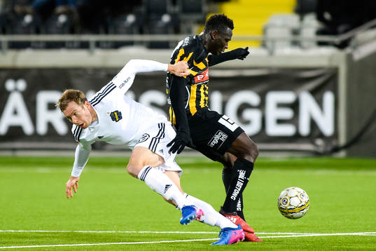 s Per Karlsson och Häckens Alhassan Kamara