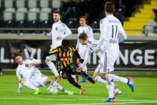 s Kristoffer Olsson glidtacklar Häckens Mohammed Abubakari