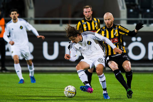 s Simon Thern i kamp om bollen med Häckens Alexander