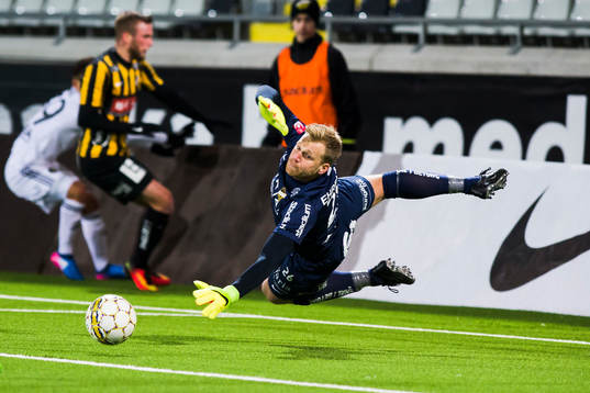 Häckens målvakt Peter Abrahamsson räddar ett skott