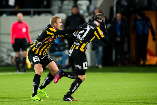 Häckens Kari Arkivuo jublar med målskytten till 1-0