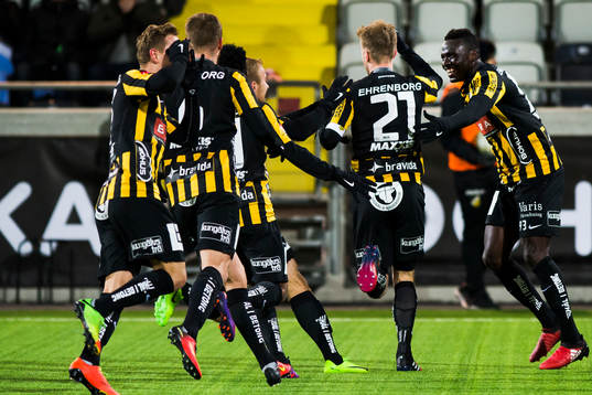 Rasmus Lindgren jublar med Alhassan Kamara och lagkamrater