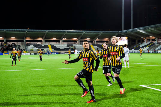 Häckens Paulinho jublar med Gustav Berggren och Erik