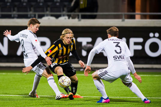 s Johan Blomberg tacklar Häckens Gustav Berggren och det
