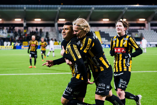 Häckens Paulinho jublar med Gustav Berggren och Erik