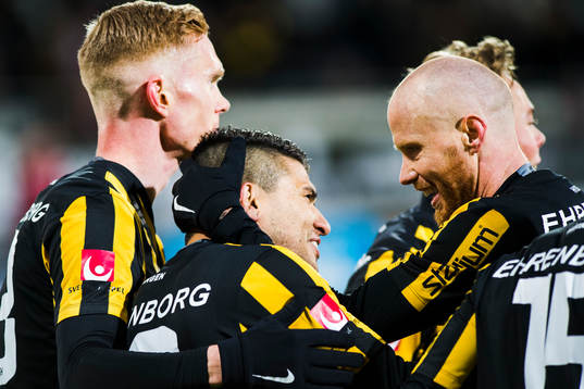 Häckens Paulinho jublar med David Engström och Alexander