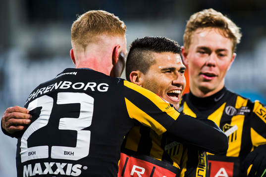 Häckens Paulinho jublar med David Engström och Joel