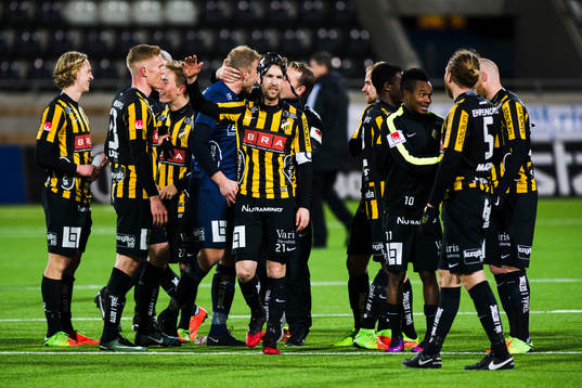 Häckens spelar jublar