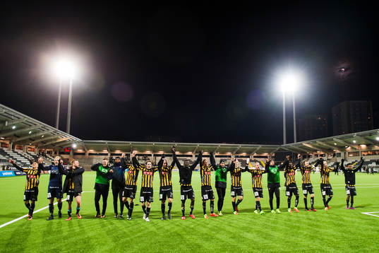 Häckens spelar jublar