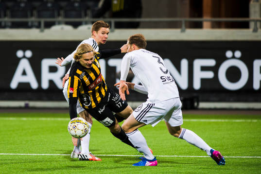 s Johan Blomberg tacklar Häckens Gustav Berggren och det
