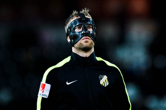 Häckens Rasmus Lindgren med sin ansiktsmask