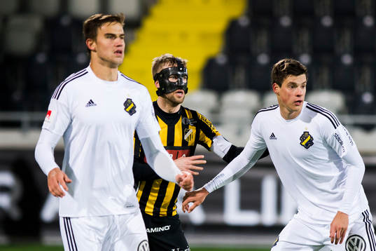 s Eero Markkanen och Sauli Väisänen samt försvarande