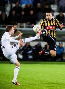 s Johan Blomberg i kamp om bollen med Häckens Paulinho