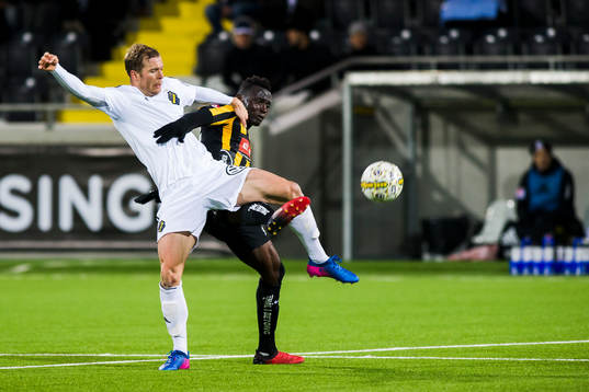 s Per Karlsson och Häckens Alhassan Kamara i kamp om bollen