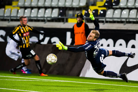Häckens målvakt Peter Abrahamsson med en räddning