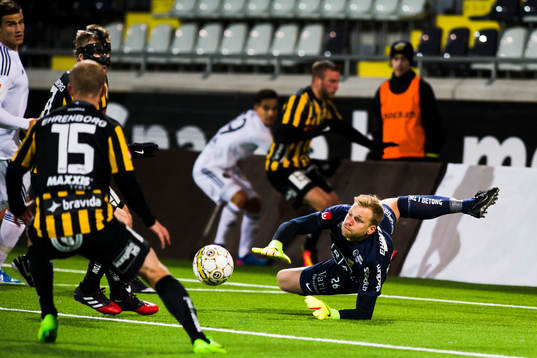 Häckens målvakt Peter Abrahamsson räddar ett skott