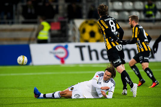 s Simon Thern ligger ner